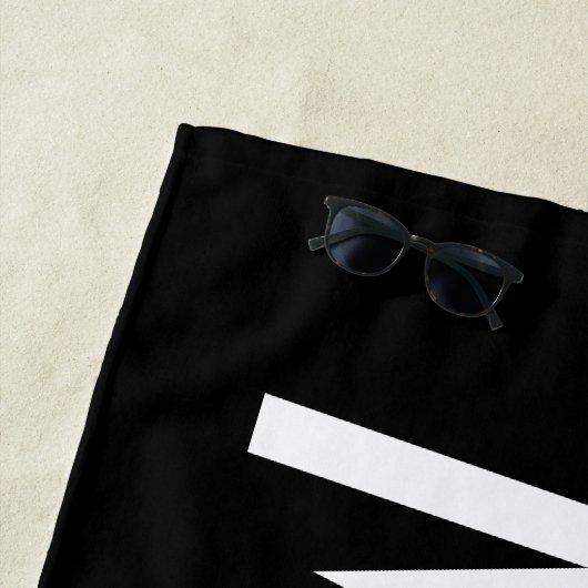 Ihr Name, fett weißer Text | Schwarz Strandtuch (Beispiel)