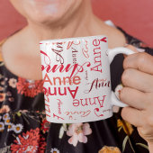 Ihr Name ist in Rot gedruckt, ganz im Stil Kaffeetasse