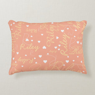 Ihr Name mit Initial & Hearts Peach Dekokissen