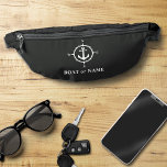 Ihr Name oder Boat Stilvolle Anker für den Nautisc Bauchtasche<br><div class="desc">Ein nautisch thematisches Fanny Pack mit Ihrem personalisierten Namen, Bootsnamen, Lieblingssegelort oder anderen gewünschten Text. Dieses stilvolle Design verfügt über einen eigenen Bootanker und Kompass in Weiß, hervorgehoben durch die Taschen reich schwarz Farbe. Sie können das Design einfach bearbeiten und die Tubenfarben in eine beliebige Farbe ändern. Dieser Gurtbeutel ist...</div>