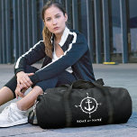 Ihr Name oder Boat Stilvolle Anker für den Nautisc Duffle Bag<br><div class="desc">Eine nautische Doppel-Tasche mit Ihrem personalisierten Namen, Bootsnamen, Lieblingsort oder anderen gewünschten Text. Dieses stilvolle Design verfügt über einen eigenen Bootanker und Kompass in Weiß, hervorgehoben durch die Taschen reich schwarz Farbe. Sie können das Design einfach bearbeiten und die Taschenfarben in eine beliebige Farbe ändern. Mit 2 Größen zu wählen...</div>