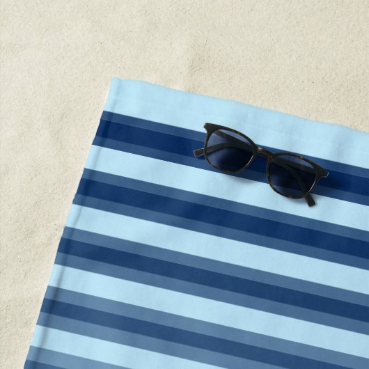 Ihr Name oder Ihr Seepferd Name Powder Blue White Strandtuch (Beispiel)