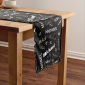 Ihr Name und Ihr benutzerdefiniertes Monogramm-Mus Kurzer Tischläufer (Beispiel)