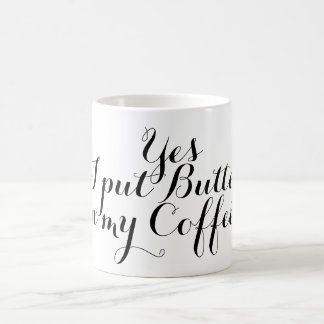 Ihr nettes Sprichwort: Ja setzte ich Butter in Kaffeetasse