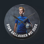 Ihr sportliches Foto | Personalisierte Uhr<br><div class="desc">Angepasste Runde Uhr mit Ihrem sportlichen Foto mit personalisiertem Namen, Spielernummer und Teamname, Schule, Stadt, Jahr oder Botschaft in fett gedruckter Kollegialtypografie. Geeignet für jedes Foto, jede Farbe, jedes Alter, jede Sportart. Testen Sie es, um zu sehen, wie es aussieht! Um weitere Änderungen vorzunehmen, geben Sie das Entwurfstool ein, falls...</div>