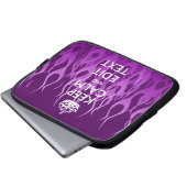 Ihr Text auf Behalten Ruhe auf Lila Racing Flames Laptopschutzhülle (Vorne Knopf)