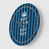Ihr Text Behalte eine ruhige blaue Streifen-Dekora Große Wanduhr (Winkel)