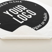 Ihr Text- und hochgeladenes Logo | Editierbar schw Sherpadecke (3/4)