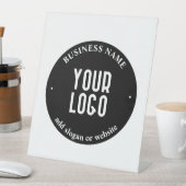 Ihr Text- und hochgeladenes Logo | Editierbar schw Sockelschild (In Situ)