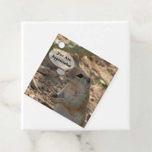 Ihr werdet von einem Tier mit Eichhörnchen geschät Geschenkanhänger (Beispiel)