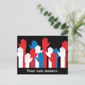 Ihre Abstimmung zählt Patriotische Hände Postkarte (Stehend Vorderseite)