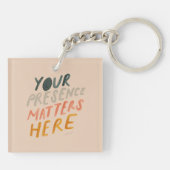 Ihre Anwesenheit zählt hier - inspirierendes Zitat Schlüsselanhänger (Rückseite)