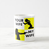Ihre Ehefrau gegen meine Ehefrau Selbstverteidigun Kaffeetasse (Mittel)