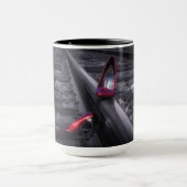 Ihre eigenen Bahnen roten hohen Heels herstellend, Tasse (Zentrum)