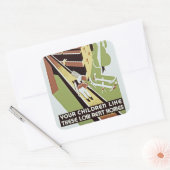 Ihre Kinder mögen diese Zuhause mit geringem Miete Quadratischer Aufkleber (Umschlag)