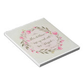 Ihre Kinder stehen auf und nennen sie gesegnet Notizblock (angewinkelt)