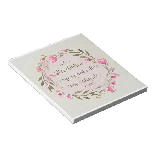 Ihre Kinder stehen auf und nennen sie gesegnet Notizblock (angewinkelt)