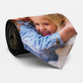 Ihre Krawatte mit dem Vorlagenrand (Gerollt)