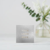 Ihre Logo-Imitate Silver Gray Foil Modern Corporat Quadratische Visitenkarte (Stehend Vorderseite)