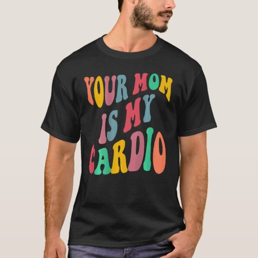 IHRE MAMA IST MEINE CARDIO Retro-Groovy auf der Rü T-Shirt (Vorderseite)
