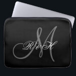 IHRE MONOGRAMM-INITIALEN | EINFACHES SCHWARZES GRA LAPTOPSCHUTZHÜLLE<br><div class="desc">EINFACHE,  SCHWARZE HINTERGRUNDFARBE MIT GRAU-WEISS-MONOGRAMM-INITIALEN MACHT DAS ZU EINEM ELEGANTEN,  STILEN WEG,  IHREN FALL FÜR IHN ODER IHRE ODER NEWLYWEDS PERSONALISIEREN ZU KÖNNEN. ELKE CLARKE© FOR MONOGRAM GALLERY. BITTE KONTAKTIEREN SIE DEN BESITZER DER STORE FÜR ANDERE FARBEN.</div>