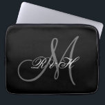 IHRE MONOGRAMM-INITIALEN | EINFACHES SCHWARZES GRA LAPTOPSCHUTZHÜLLE<br><div class="desc">EINFACHE,  SCHWARZE HINTERGRUNDFARBE MIT GRAU-WEISS-MONOGRAMM-INITIALEN MACHT DAS ZU EINEM ELEGANTEN,  STILEN WEG,  IHREN FALL FÜR IHN ODER IHRE ODER NEWLYWEDS PERSONALISIEREN ZU KÖNNEN. ELKE CLARKE© FOR MONOGRAM GALLERY. BITTE KONTAKTIEREN SIE DEN BESITZER DER STORE FÜR ANDERE FARBEN.</div>