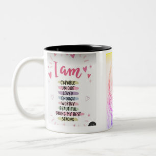 IHRE SKETCH MIT IHREN GEDANKEN AUF DER Tasse