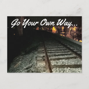 IHREN EIGENEN WEG - Bahngleise bei Nacht Postkarte