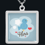 Ihrs Liebe-Vogel-Halskette Versilberte Kette<br><div class="desc">Das diesezusammenbringen sein und ihrs Liebevogelschmuck,  Halsketten,  T - Shirts,  T-Shirts,  Briefpapier,  Tassen und mehr Andenken machen den perfekten Tag des Valentines,  den Jahrestag oder das Hochzeitsgeschenk für die niedlichen Paare in der Liebe. Ein blauer Vogel umgeben durch Herzen und Wolken auf Kleid und Geschenke für ihn und sie.</div>