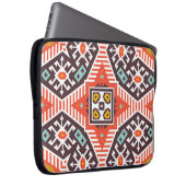 Ikat Aztec: Ethnisch gestreifte Textur Laptopschutzhülle (Vorne Rechts)