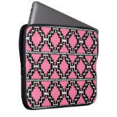 Ikat Aztec Muster - Fuchsienrosa, Schwarz und Weiß Laptopschutzhülle (Vorne Rechts)