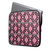 Ikat Aztec Muster - Fuchsienrosa, Schwarz und Weiß Laptopschutzhülle (Vorderseite Links)