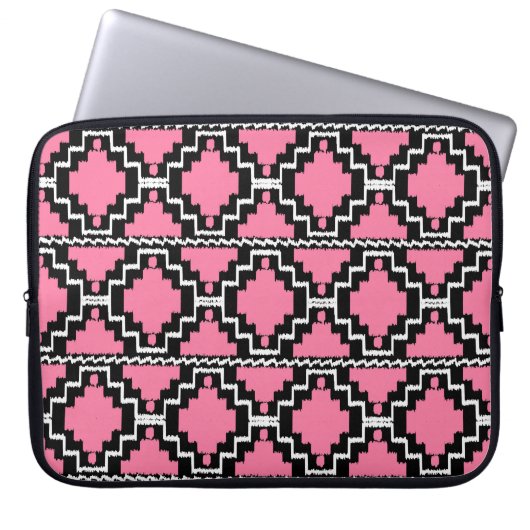 Ikat Aztec Muster - Fuchsienrosa, Schwarz und Weiß Laptopschutzhülle (Vorderseite)