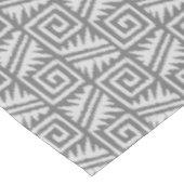 Ikat Aztec Muster - Schatten von Grau/Grau Tischdecke (Schrägansicht)