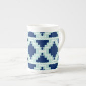 Ikat Aztec Pattern - Indizes und hellblau Porzellantasse (Vorderseite Rechts)