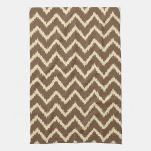 Ikat Chevrons - Schokoladenbraun und -braun Handtuch