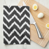 Ikat Chevrons - Schwarzweiß Handtuch (Viertel Falte)