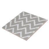 Ikat Chevrons - Silbergrau und weiß Fliese (Seite)