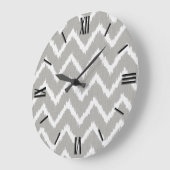 Ikat Chevrons - Silbergrau und weiß Große Wanduhr (Winkel)