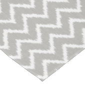 Ikat Chevrons - Silbergrau und weiß Tischdecke (Schrägansicht)