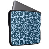 Ikat-Damasmuster - Dunkle Indizierung und hellblau Laptopschutzhülle (Vorne Rechts)