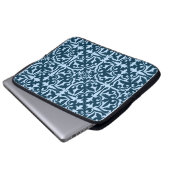 Ikat-Damasmuster - Dunkle Indizierung und hellblau Laptopschutzhülle (Vorne Knopf)