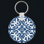 Ikat-Damast-Muster - Kobalt Blau und Weiß Schlüsselanhänger<br><div class="desc">Digitale Reproduktion eines Damast-Medaillonmusters mit gestreibender,  Ikat-gewebter Textur - Weiß auf tiefblauem Kobalt-Hintergrund</div>