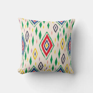 Ikat geometrische Folklore-Ornament mit Diamanten. Kissen