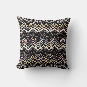 Ikat geometrische Folklore-Ornament. Stammesskandi Kissen