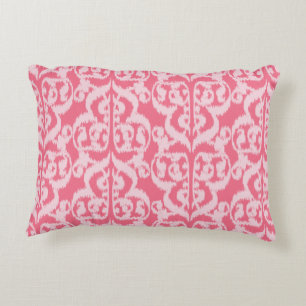Ikat Maurische Damaske - Farbtöne von Korallenrosa Zierkissen