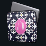 Ikat-Monogramm Laptopschutzhülle<br><div class="desc">Ein Geschenk, das in der Mitte mit dem Monogramm in rosa Kreis personalisiert werden kann. Hintergrund ist marineblau und weiß kat Muster.</div>