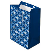Ikat Pattern - Indigo und Denim Blue Mittlere Geschenktüte (Rückseite Schrägansicht)