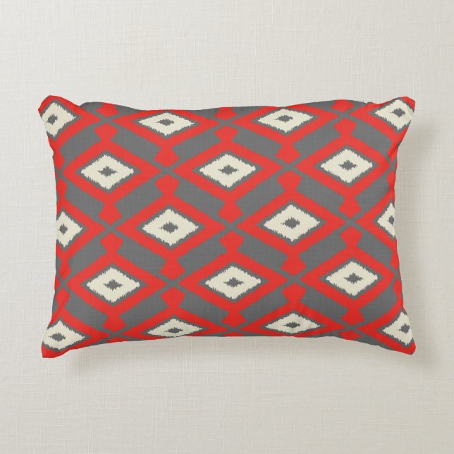 Ikat Pattern - Rot, Grau und Beige Dekokissen (Vorderseite)