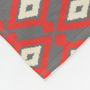 Ikat Pattern - Rot, Grau und Beige Fleecedecke